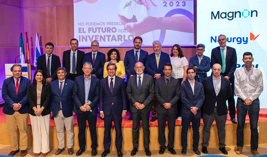 Foto de familia tras la presentación de la Memoria 2023 de la Asociación de Industrias Químicas, Básicas y Energéticas de Huelva (AIQBE).
